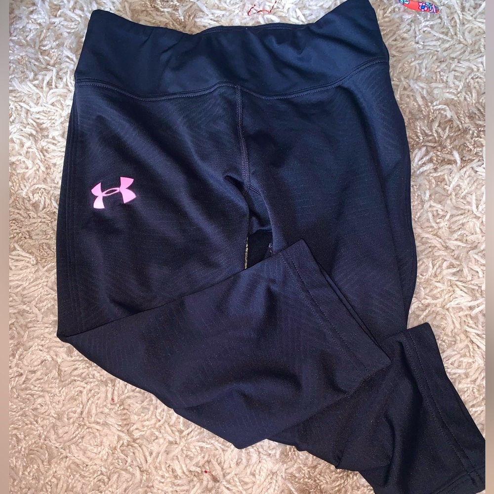 under armour Capri girls youth medium.pink UA symbol is cracking see pic